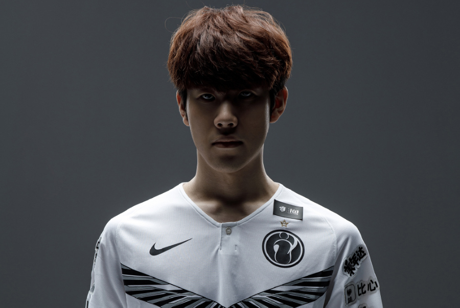 LPL解说瞳夕虎牙传奇杯晒照：今天继续见